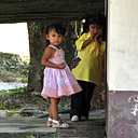 Małe Indianki przed domem w Canaimie